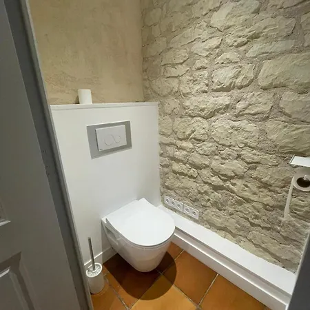 2 Personnes Proche Du Futuroscope