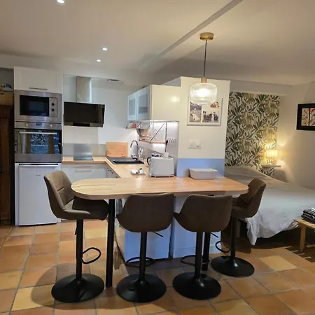 2 Personnes Proche Du Futuroscope