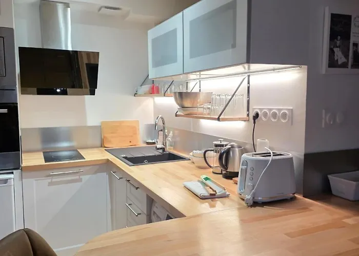 2 Personnes Proche Du Futuroscope *